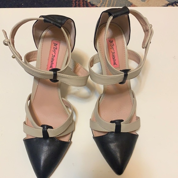 BETSEY JOHNSON COLORBLOCK HEELS BEIGE & BLACK 4” TWO TONE PINUP ROCKABILLY SZ 9 - Picture 3 of 15
